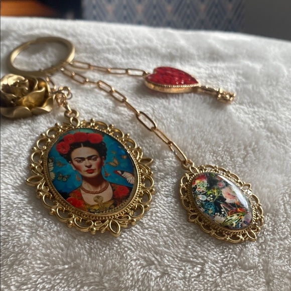 Frida Kahlo Gold BAG PURSE CHARM RED FLOWER FRAME KEY VINTAG - Picture 3 of 6